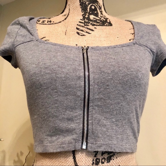 Forever 21 Tops - ~Forever 21~ Gray crop top w/ zipper  Size S.